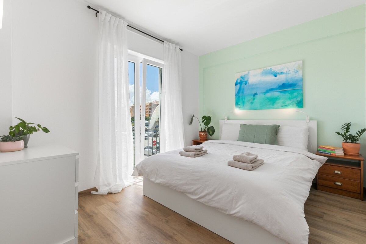 Гостинска спална соба. Има доволно простор во фиоките и гардеробите. 