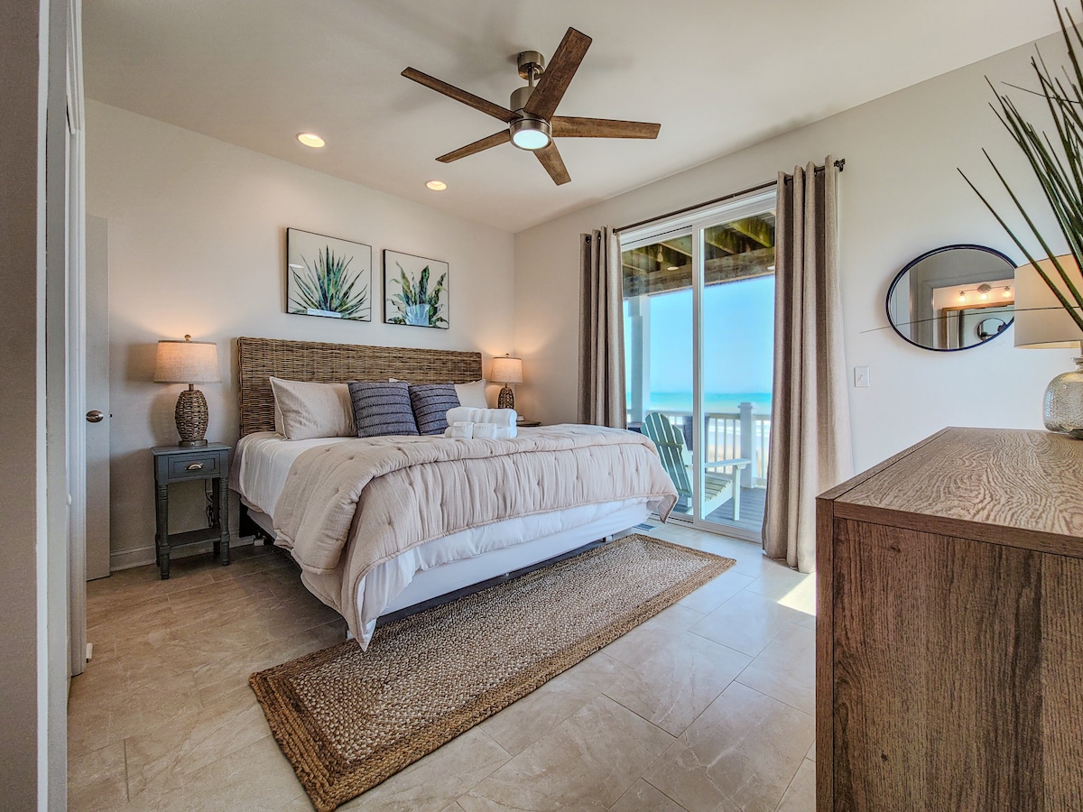 غرفة نوم واسعة مع سرير مريح بحجم كينج، مثالية لقضاء ليلة مريحة. استمتع بإطلالات خلابة على المحيط أو الشاطئ من غرفتك، بالإضافة إلى مناشف جديدة جاهزة لك.