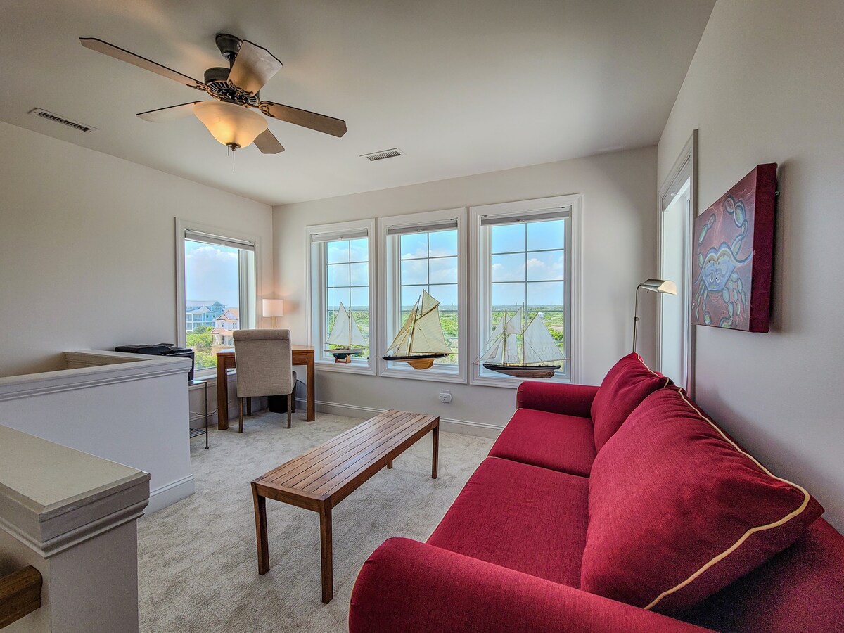 توفر هذه الزاوية المشرقة إطلالات خلابة وأريكة قابلة للتحويل لمزيد من النوم أو الاسترخاء.