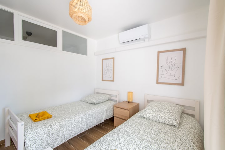 卧室配有两张单人床、优质床垫和空调。