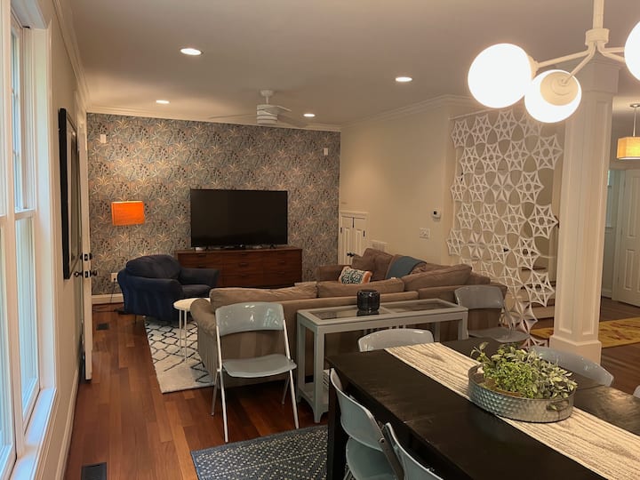 Downtown Cool Creekside Living. - Carrboro, NC