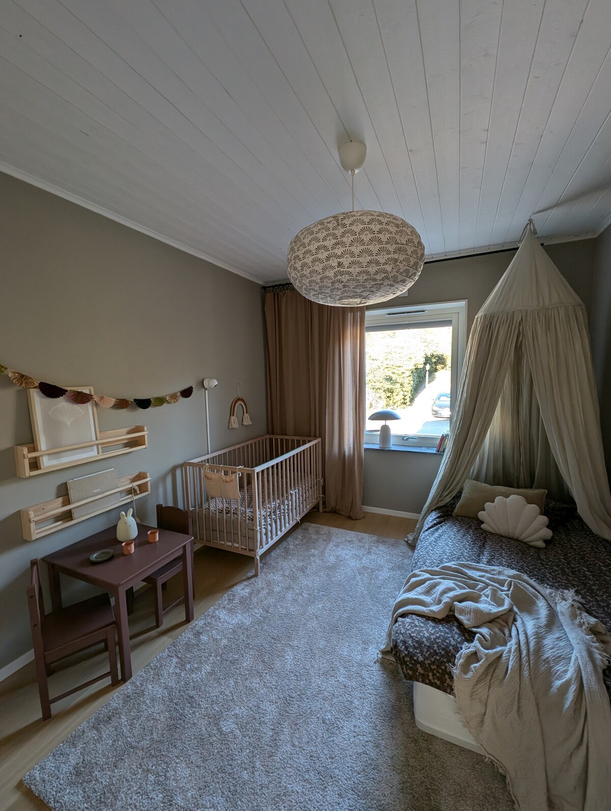 Una habitación para niños con una cama de una cama de 90 cm y una cuna. Existe la posibilidad de tener un colchón doble en el piso. 