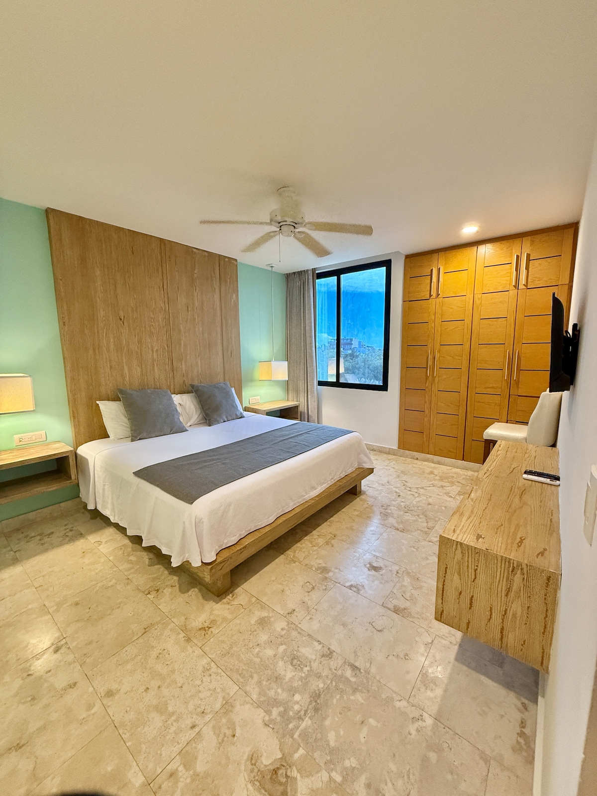 宽敞的主卧，配有一张加大双人床