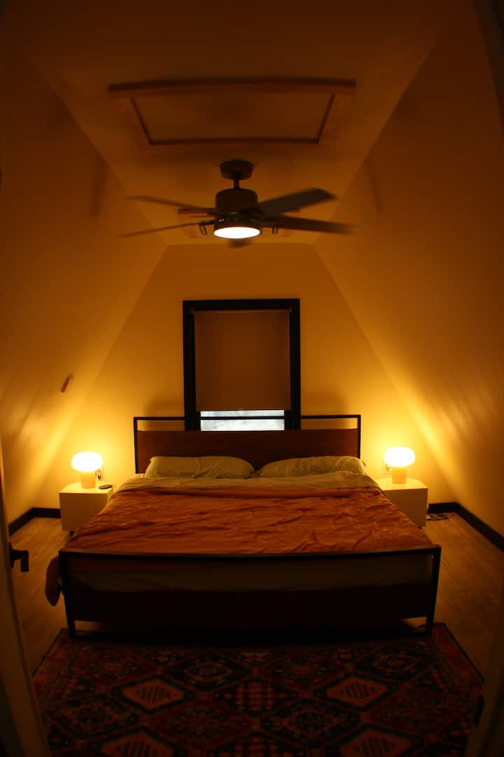 Основната спалня разполага със затъмняващи завеси и собствена система за отопление, вентилация и климатизация и голям вентилатор на тавана. Условията за спане включват уютен матрак с размер king size.  