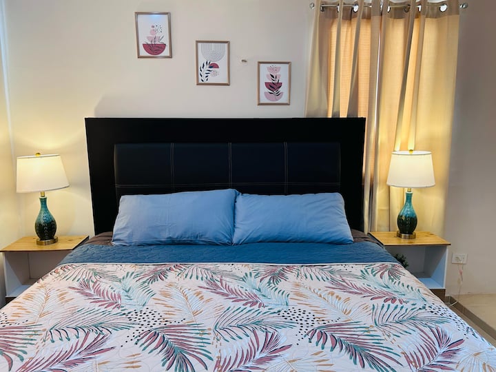 Მთავარი საძინებელი 1 დიდი საწოლით, ზემოთ.