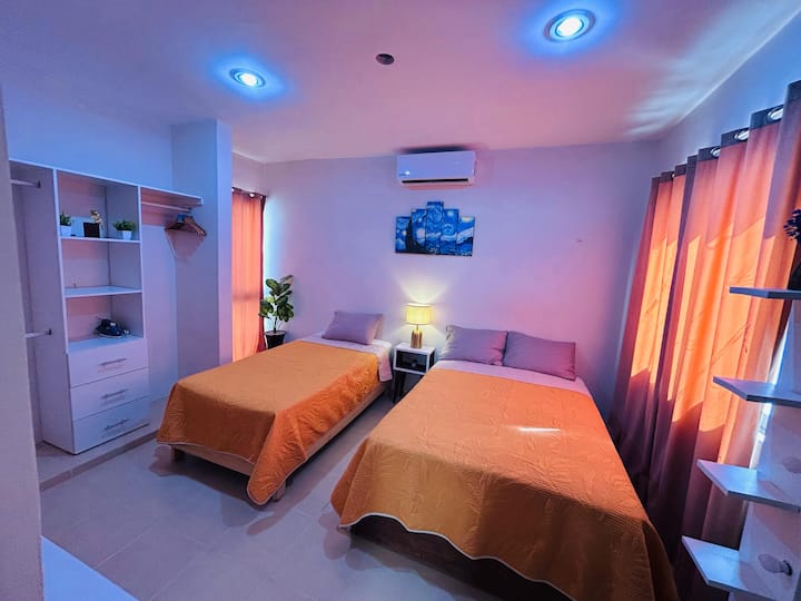 Მეორადი საძინებელი, მაღალი სართული, აქვს 1 ორადგილიანი საწოლი, 1 ერთადგილიანი საწოლი, კონდიციონერი, სრული სხეულის სარკე, ტელევიზორი, კარადა ტანსაცმლის შესანახად, კაუჭები და უთო.