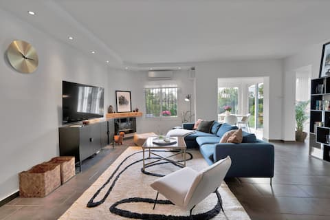 Modern townhouse w/ pool & garden, close to beach!