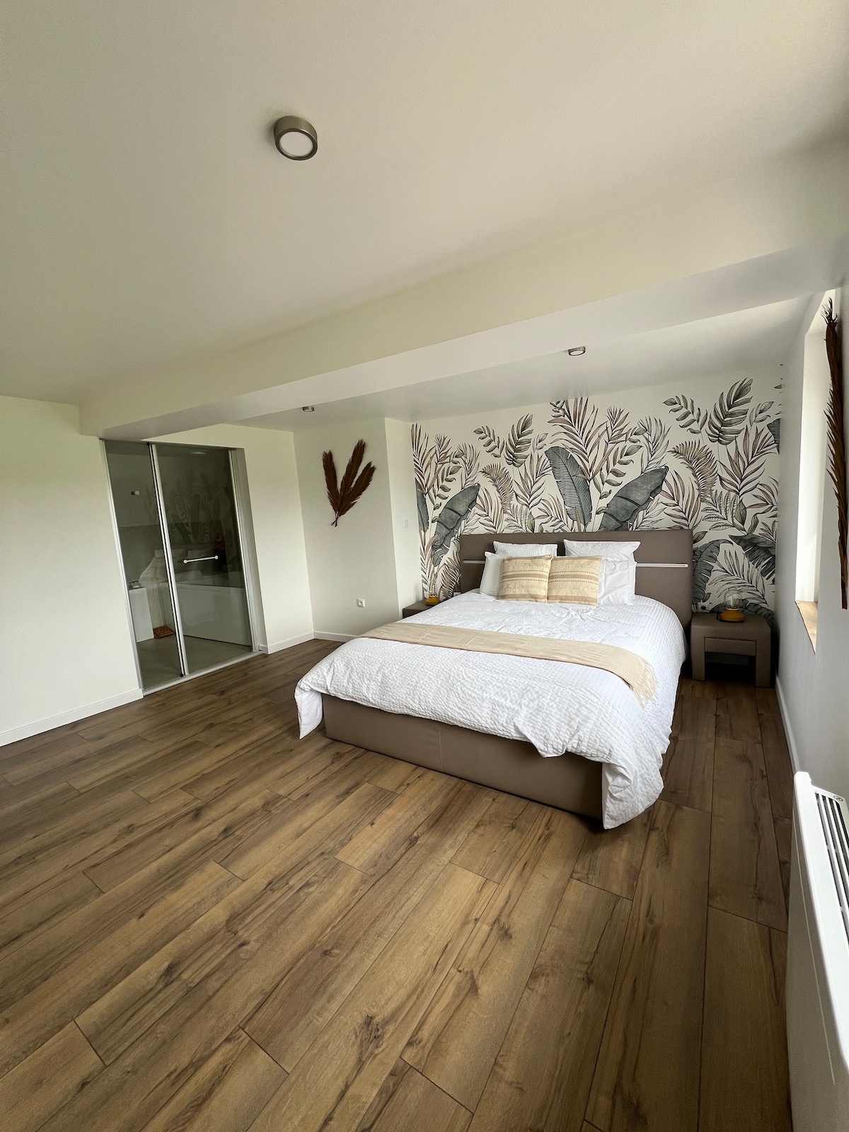 Спалня на 2-рия етаж, оборудвана с двойно легло „queen size“ със собствена баня за балнеолечение за 2 души, тоалетна и мивка.
Оборудвано е и с голям смарт телевизор.
за 2 гости пълен достъп до къщата, другите две спални ще бъдат затворени.