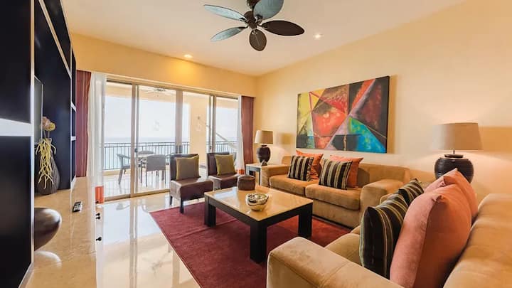 ผ่อนคลายในห้องนั่งเล่นมีสไตล์ที่มองเห็นวิวทะเลที่ Garza Blanca Preserve Resort & Spa Puerto Vallarta มีที่นั่งหรูหรา การตกแต่งทันสมัย และระเบียงส่วนตัว เหมาะสำหรับการพักผ่อนหรือความบันเทิงในสวรรค์