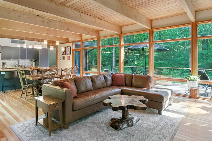 Tree House Lodge in the Baraboo Bluffs