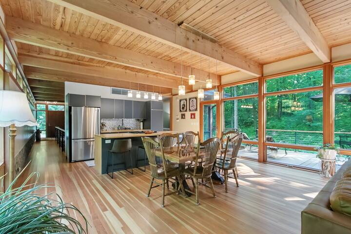 Tree House Lodge in the Baraboo Bluffs