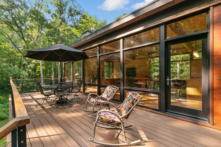 Tree House Lodge in the Baraboo Bluffs