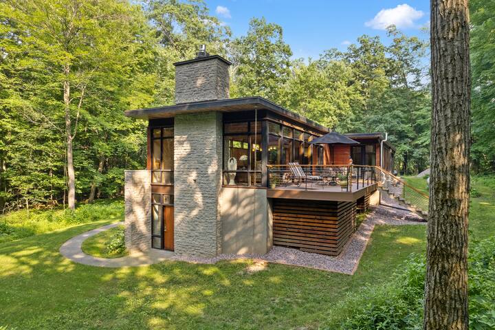 Tree House Lodge in the Baraboo Bluffs