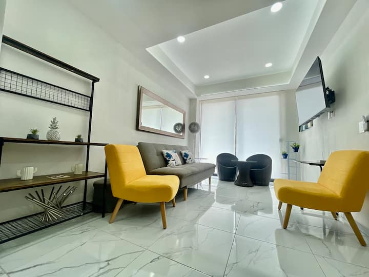 Prostrani dnevni boravak s kaučom na razvlačenje i TV-om od 55" koji ima brojne usluge streaminga. Osim toga, ima izlaz na privatni balkon.