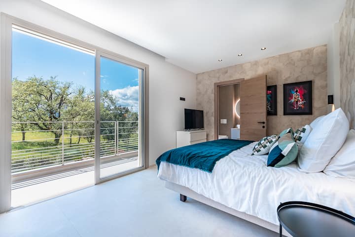 Dormitorio 2 de la casa principal con cama King size y baño contiguo 