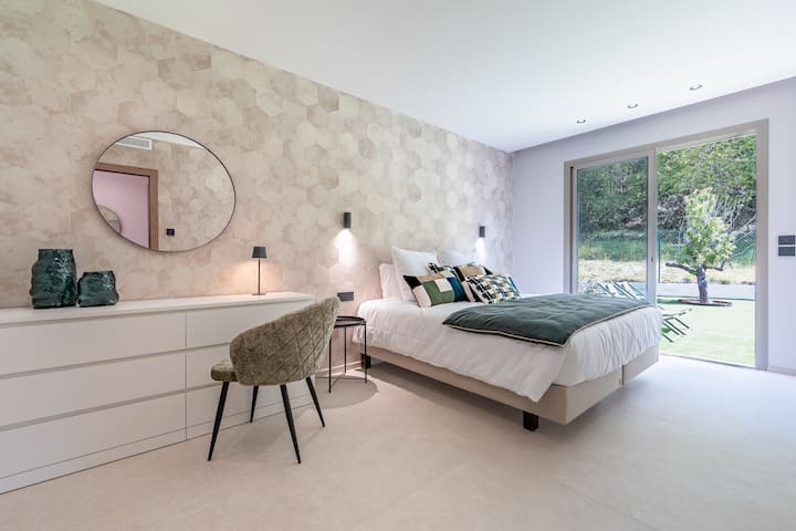 Dormitorio 4 de la casa principal con cama King size y baño contiguo 