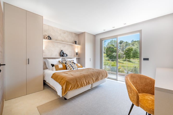 Dormitorio 3 de la casa principal con cama King size y baño contiguo 