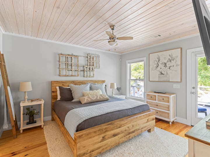 Tranquilo dormitorio principal con cama King y acceso al porche.