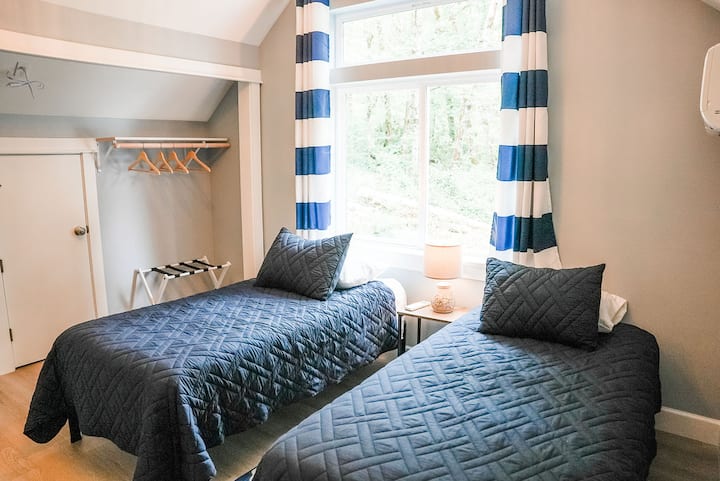 מיטות זוגיות מספקות סידורי שינה בחדר השינה למעלה, עם שפע של מקום בארון לכל החפצים שלכם. חדר המשחקים של הילדים מחובר גם הוא לחדר הזה.