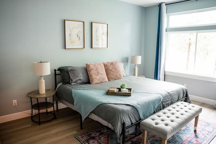 חדר השינה בקומה הראשית הוא נווה מדבר: מרחב מואר ומאוורר עם נופים מרהיבים ועיצוב אלגנטי לחופשה המושלמת שלכם!