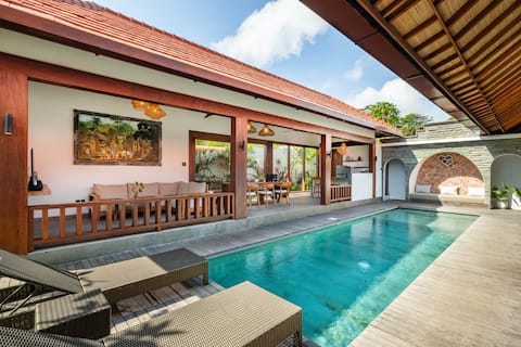 A Luxurious 6-Bedroom Tropical Retreat in Uluwatu