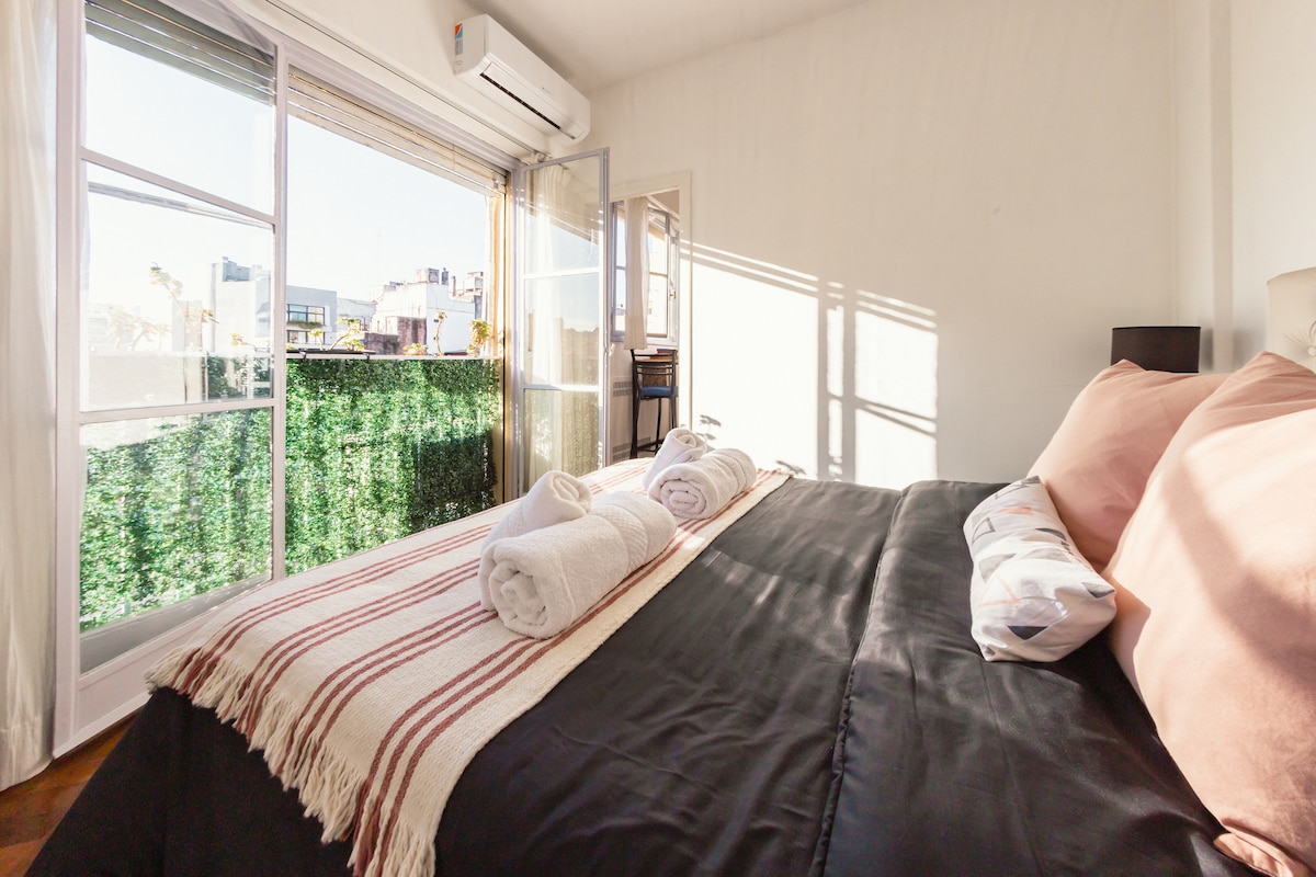 Როცა ფანჯრიდან მზე შემოდის, დღე იწყება მთელი კარგი ატმოსფეროთი.