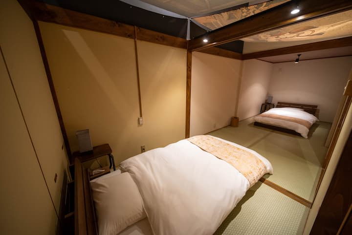 Postoje 2 kreveta za jednu osobu.