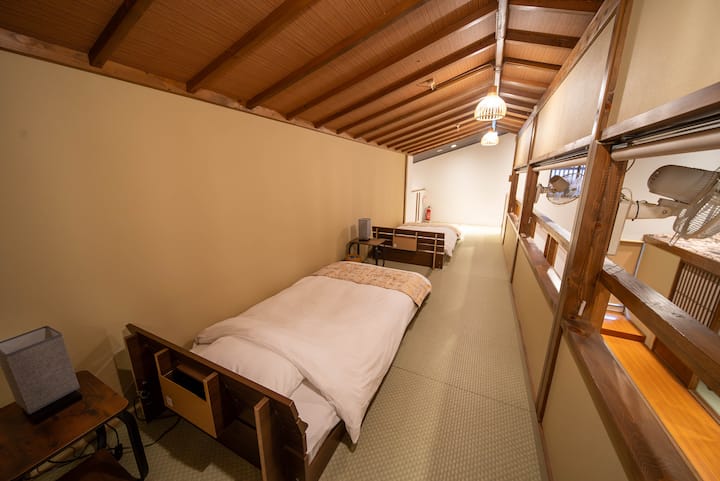 Postoje 2 kreveta za jednu osobu.