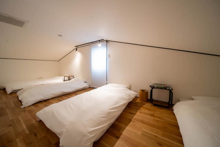 Soba 4 u spavaćoj sobi bit će loft.Postoje 2 sofe na razvlačenje, 2 madraca.
* Pazite da ne udarite glavu jer je strop nizak.