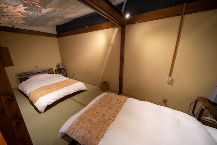 Postoje 2 kreveta za jednu osobu.