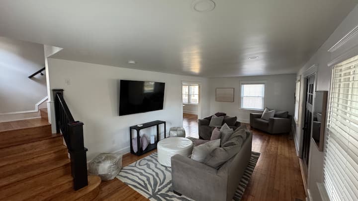 Newley Renovated Spacious 4br, Near Town, Parking - Devon, PA