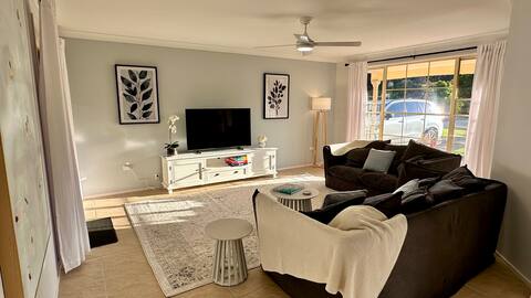 Popular Airbnb listing: Sandy Possum 5 min walk Narrawallee Inlet & Beach in Narrawallee