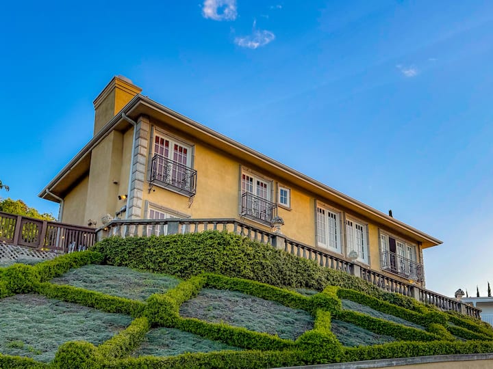 Vista Villa – Poolside Elegance With Views - Beverly Hills, CA