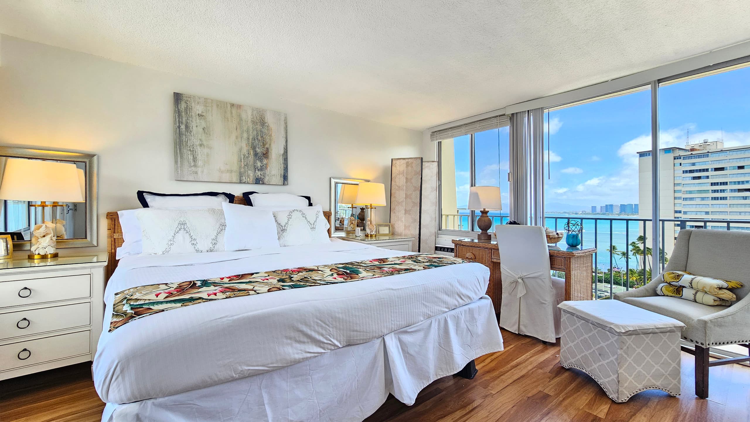 DHBH PH02 -King Bed, Gold Coast Penthouse Paradise - Image 1