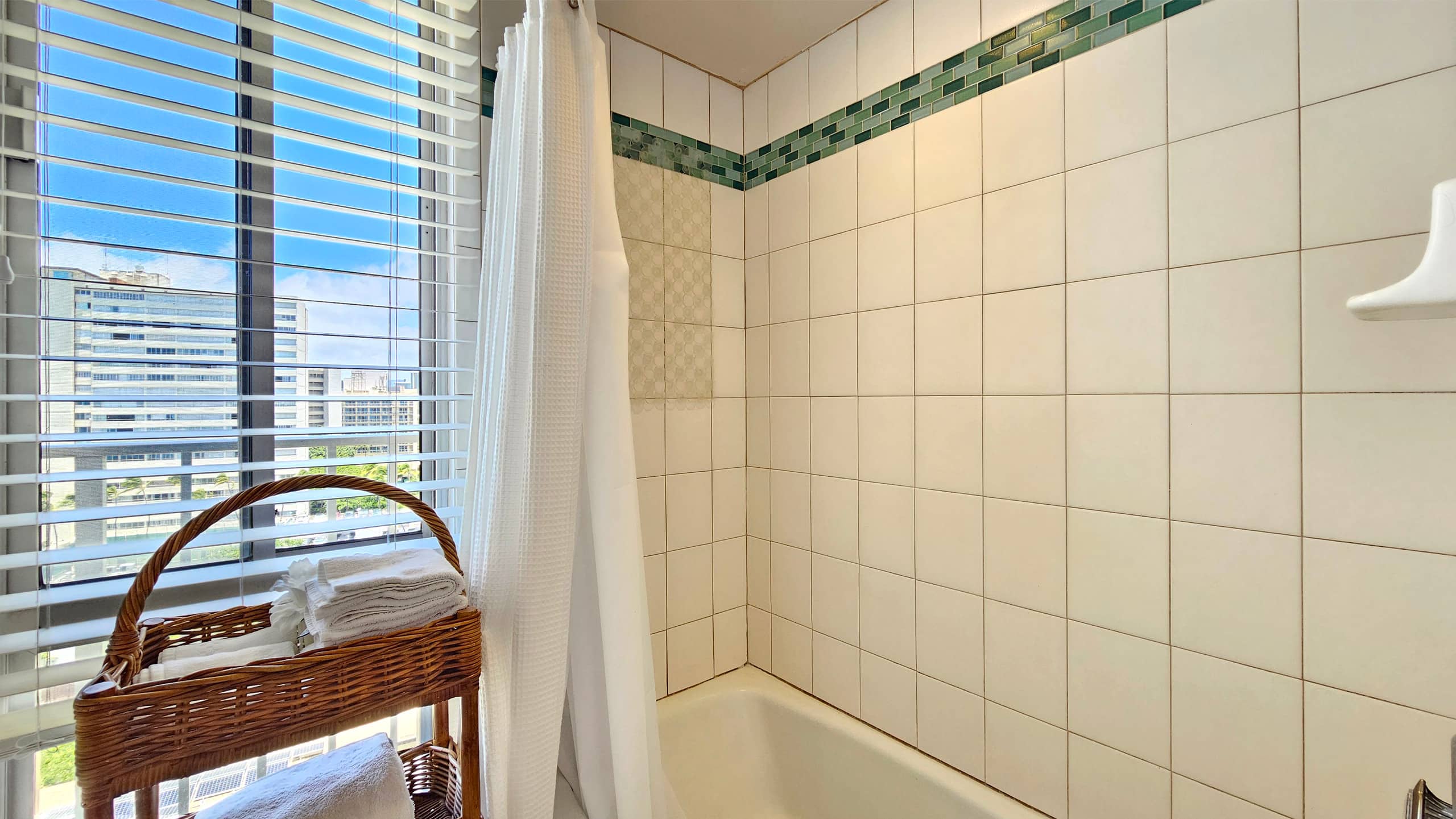 DHBH PH02 -King Bed, Gold Coast Penthouse Paradise - Image 10