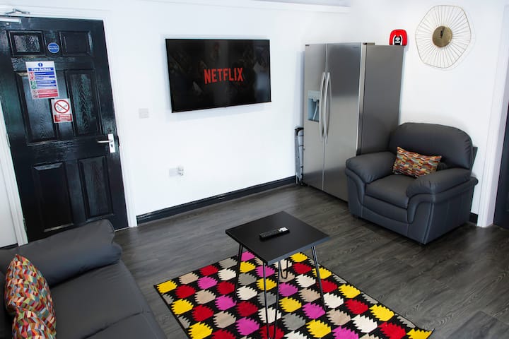 Centrally Located *Sleeps 4 *Free  Street Parking - Liverpool