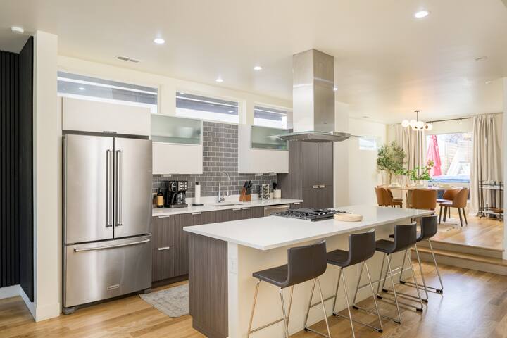 Elevation Haus LoHi | City Views + Hot Tub gallery image 5