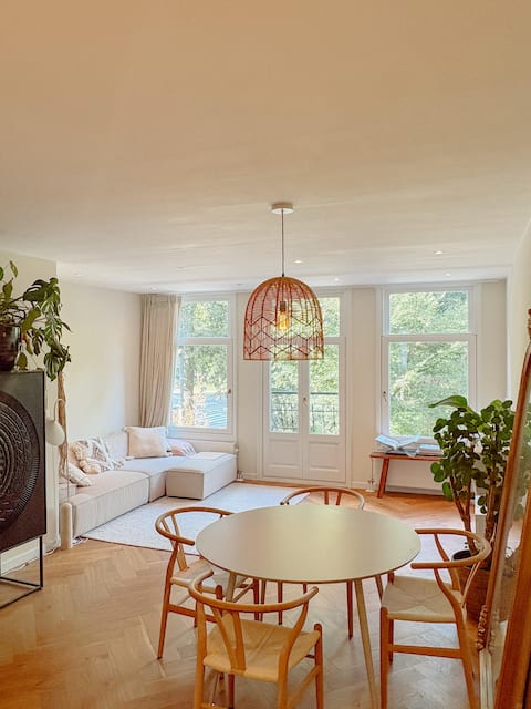Successful Airbnb property: Charming Home with Parkview in City Center in Frederik Hendrikbuurt Noord