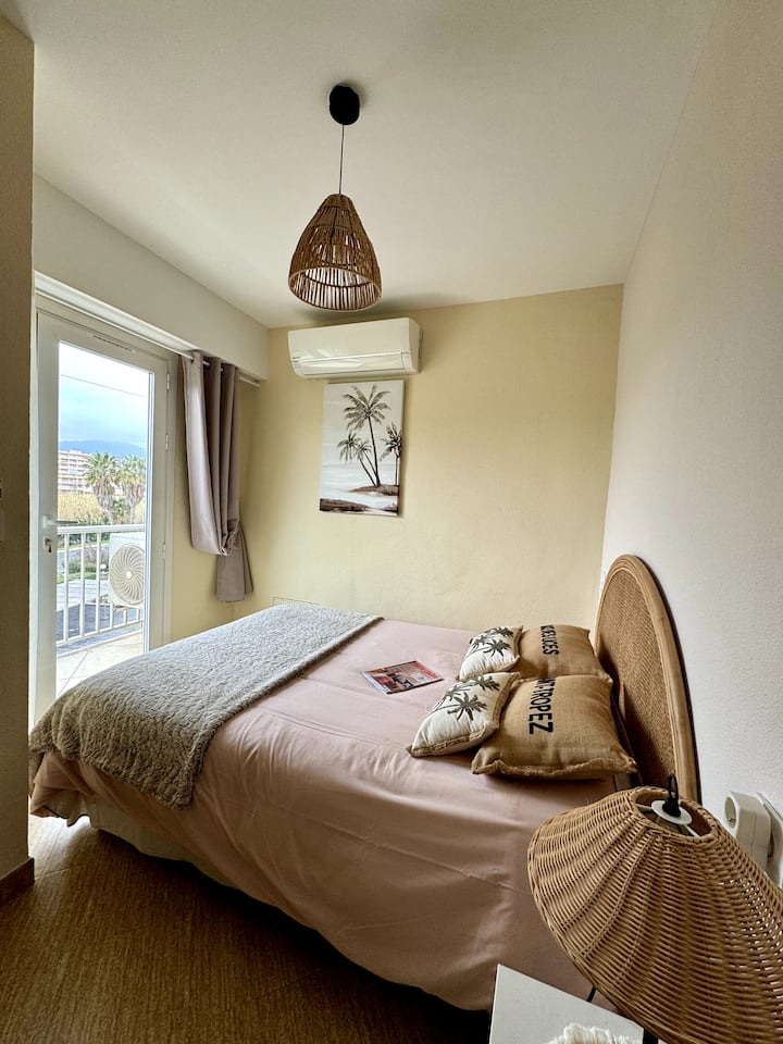 Izba s prístupom na balkón. 