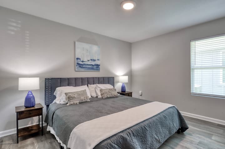 מיטת קינג סייז גדולה, הרבה מקום לאחסון בגדים!