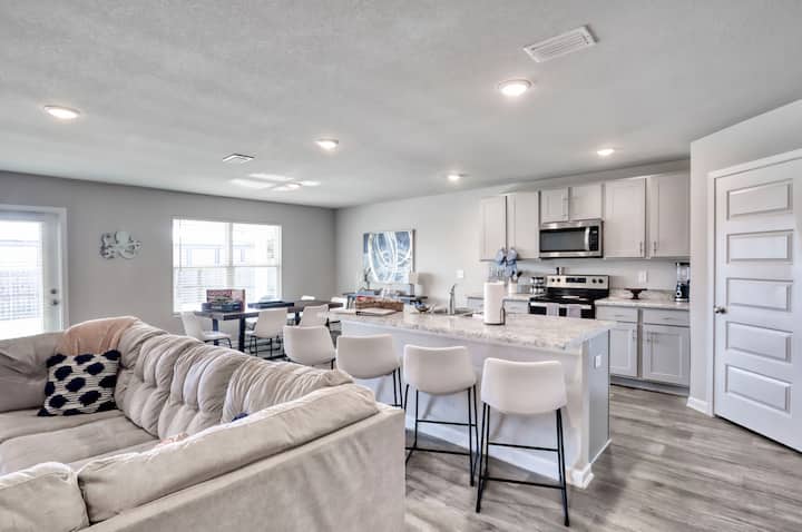 בסלון ובמטבח יש תוכנית קומה פתוחה נהדרת המאפשרת מפגשים משפחתיים מהנים עם טונות של חלל נהדר! הספה גדולה מדי, יש ארבעה כיסאות בר ומקומות ישיבה סביב חדר האוכל לשישה אנשים. מושלם לאירוח!