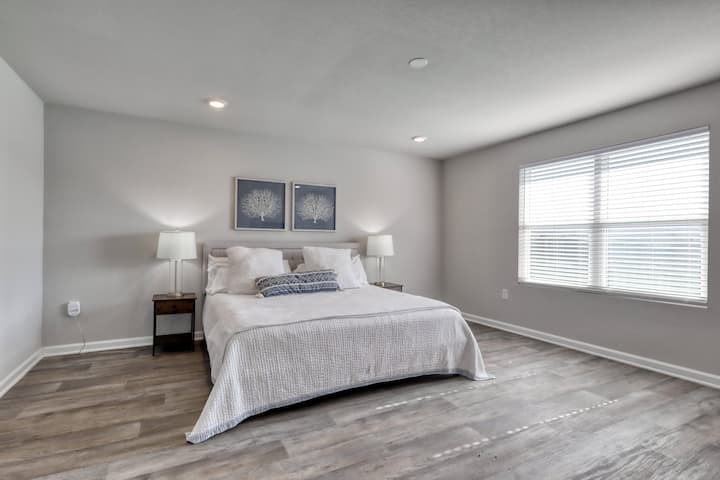 החלל הראשי הוא ענק. תוכלו ליהנות ממיטת הקינג סייז הגדולה שלנו עם מזרן נוחות מדהים! יש שפע של מקום להגדיר את חבילת המשחקים הנוחה שסיפקנו גם כן. יש מאוורר בארון, טלוויזיה חכמה 72אינץ 'ומצעים נוספים!