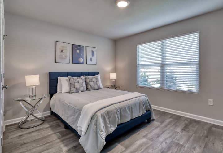 מיטת קווין סייז, שפע של מקום אחסון קרוב! כל המזרנים שלנו הם מותג יוקרה חדש לנוחיותכם!