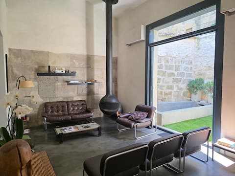 Annonce Airbnb populaire: House of the Ramparts•Intra-Muros•Patio with Pool à Aigues Mortes