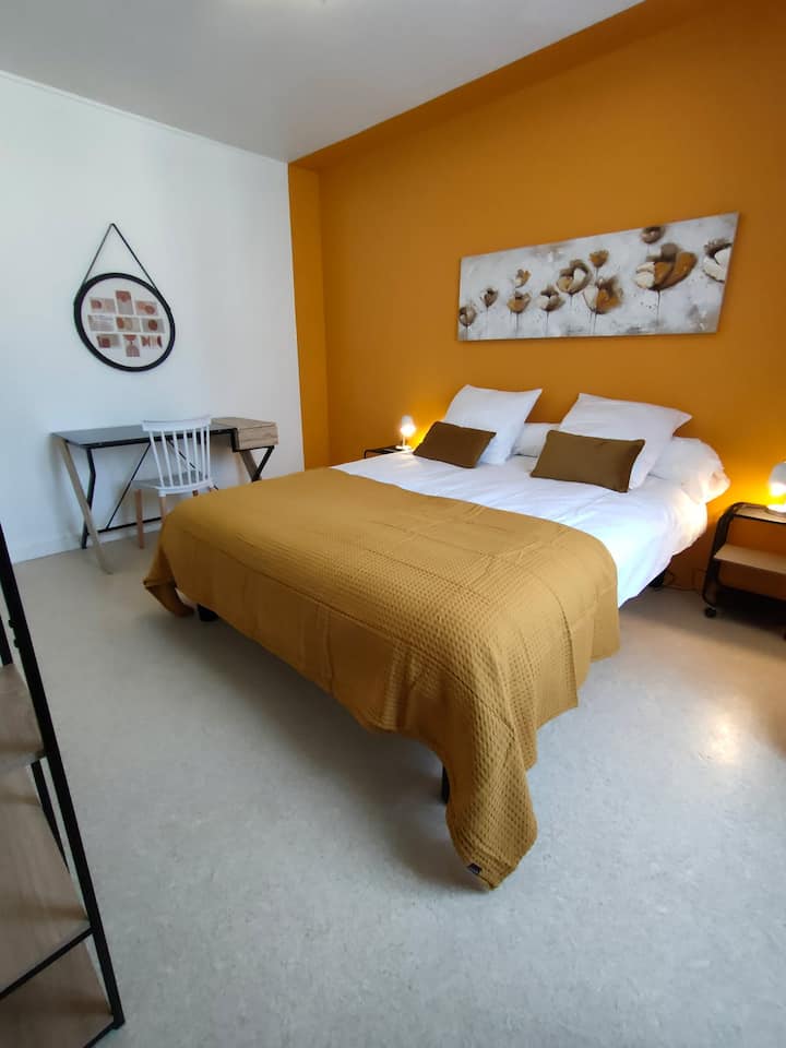 Dritarja e dhomës së gjumit ka pamje nga rruga dhe nuk ka pamje të drejtpërdrejtë të saj. Biblioteka e kështjellës mund të shihet anash.