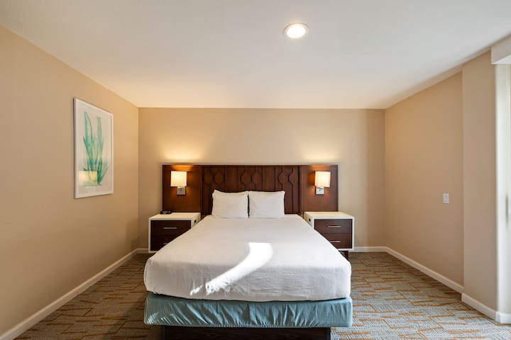 Segundo dormitorio con una cama tamaño queen en el segundo departamento 