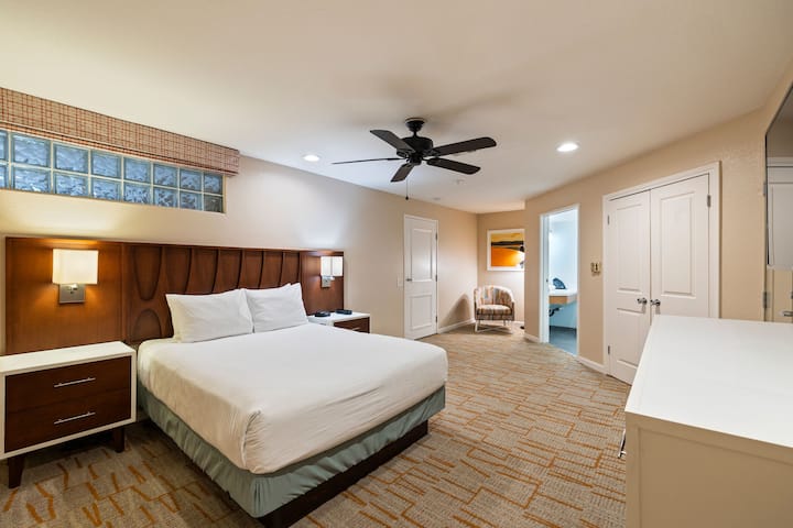 Dormitorio principal con una cama tamaño queen en el segundo apartamento 