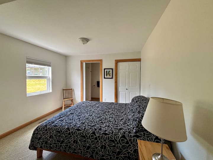 Chambre au rez-de-chaussée avec salle de bain attenante et beaucoup d'espace de rangement.