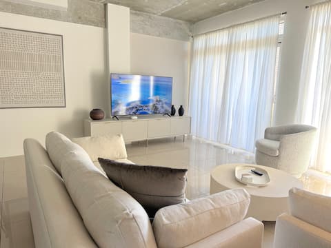 Popular Airbnb listing: Superior 2 Level TownHome - by Super Host Dennis T in Midtown