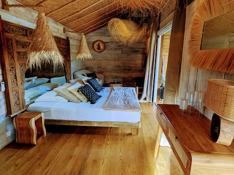 The Secret Hut, pool, HOT TUB, king size bed